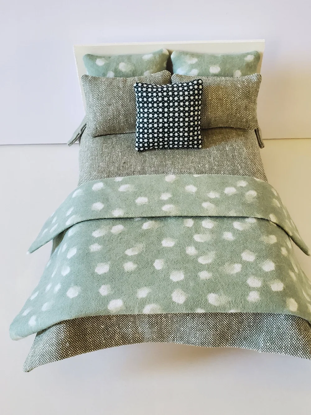 Miniature Dollhouse 1:12 Scale Bedding Set Green